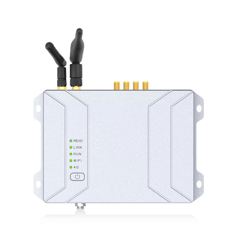 Изображението показва прав преден изглед на фиксирания UHF RFID четец CF400 с две безжични антени и четири антенни конектора.