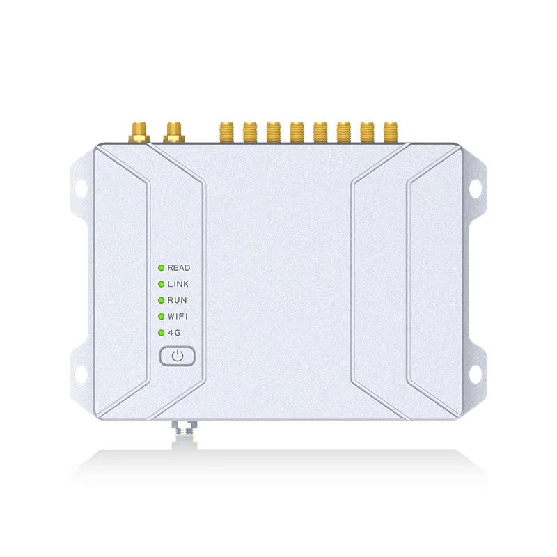 Изображението показва фронтален изглед на фиксирания UHF RFID четец CF800 с пет зелени статус индикатора и осем горни антенни порта.