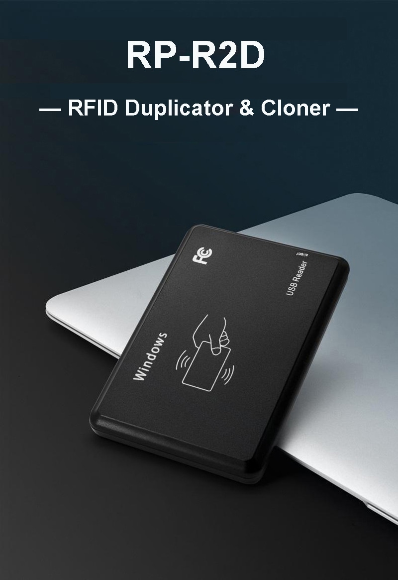 Професионален маркетингов банер с RFID дубликатора RP-R2D върху бюро, готов за подготовка на карти за контрол на достъпа.
