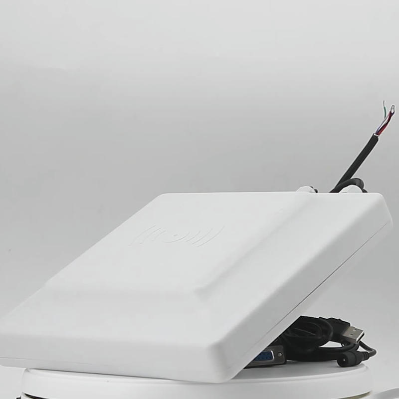 Задният изглед на интегрирания RFID четец от серията R16 показва здравата монтажна скоба и висококачествените точки за свързване на интерфейсите.