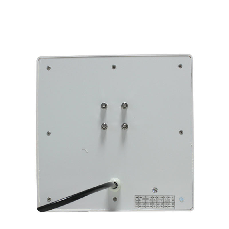 Този атмосфероустойчив UHF RFID четец от серията R16 е показан в условия на открито за да се подчертае устойчивостта му на дъжд и слънчева светлина.