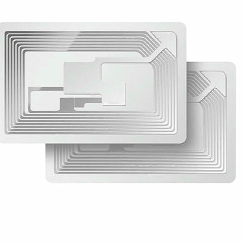 Квадратният HF RFID инлей етикет показва вътрешната си медна антена, проектирана за надеждно предаване на сигнал в натоварена офис среда