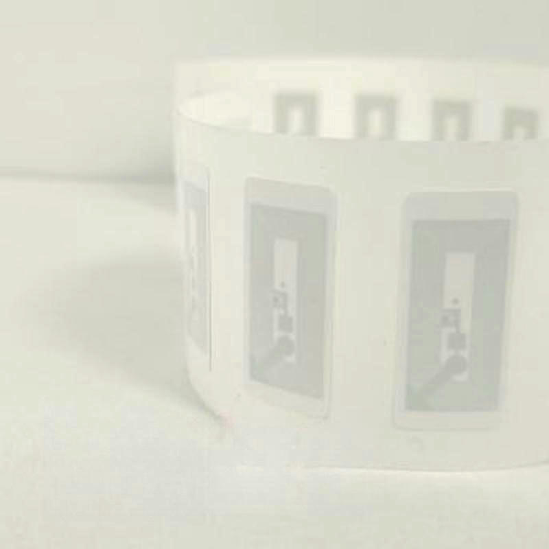 Индустриална ролка с бели кръгли HF RFID етикети за смарт опаковки, продуктова идентификация и проследяване.