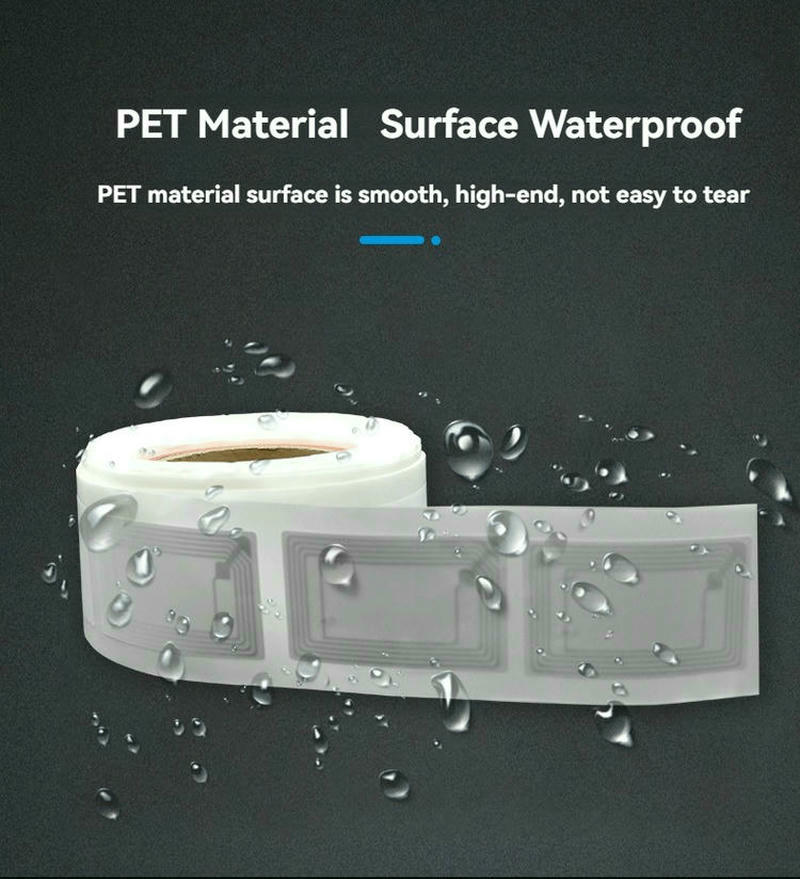 Детайлен изглед на устойчив PET HF RFID етикет, който се отделя лесно от подложката за поставяне върху оборудване под наем.
