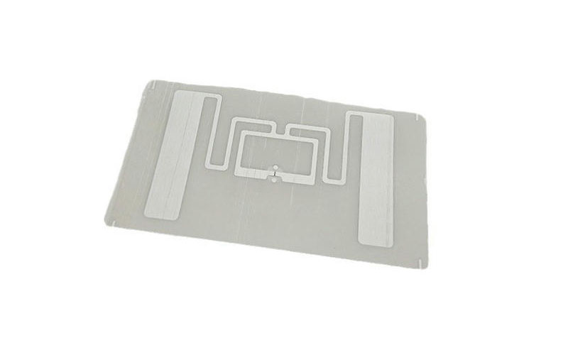 Снимка на единичен inlay показва 50x30mm UHF RFID антена за логистика и далекобойна идентификация.