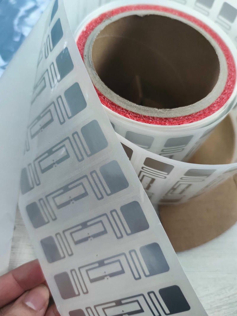 Лента с инлеи за UHF RFID етикети 70 x 15 mm до ролката, предназначени за кодиране и проследяване на складови артикули.