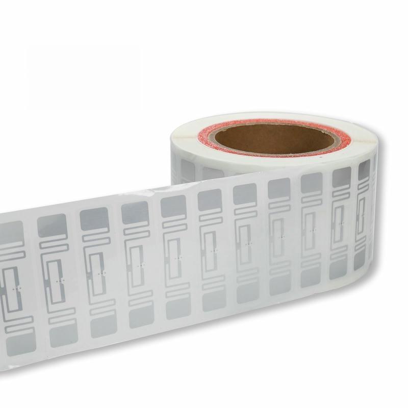 Изображението показва RFID етикети за кашони за индустриална употреба в UHF RFID приложения.