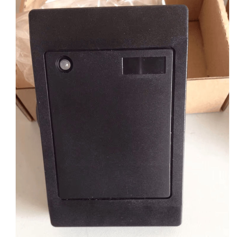 Водоустойчив 125KHz RFID четец за карти за достъп с детайл на чипа при сравнение на решения в категория RFID четци за достъп.