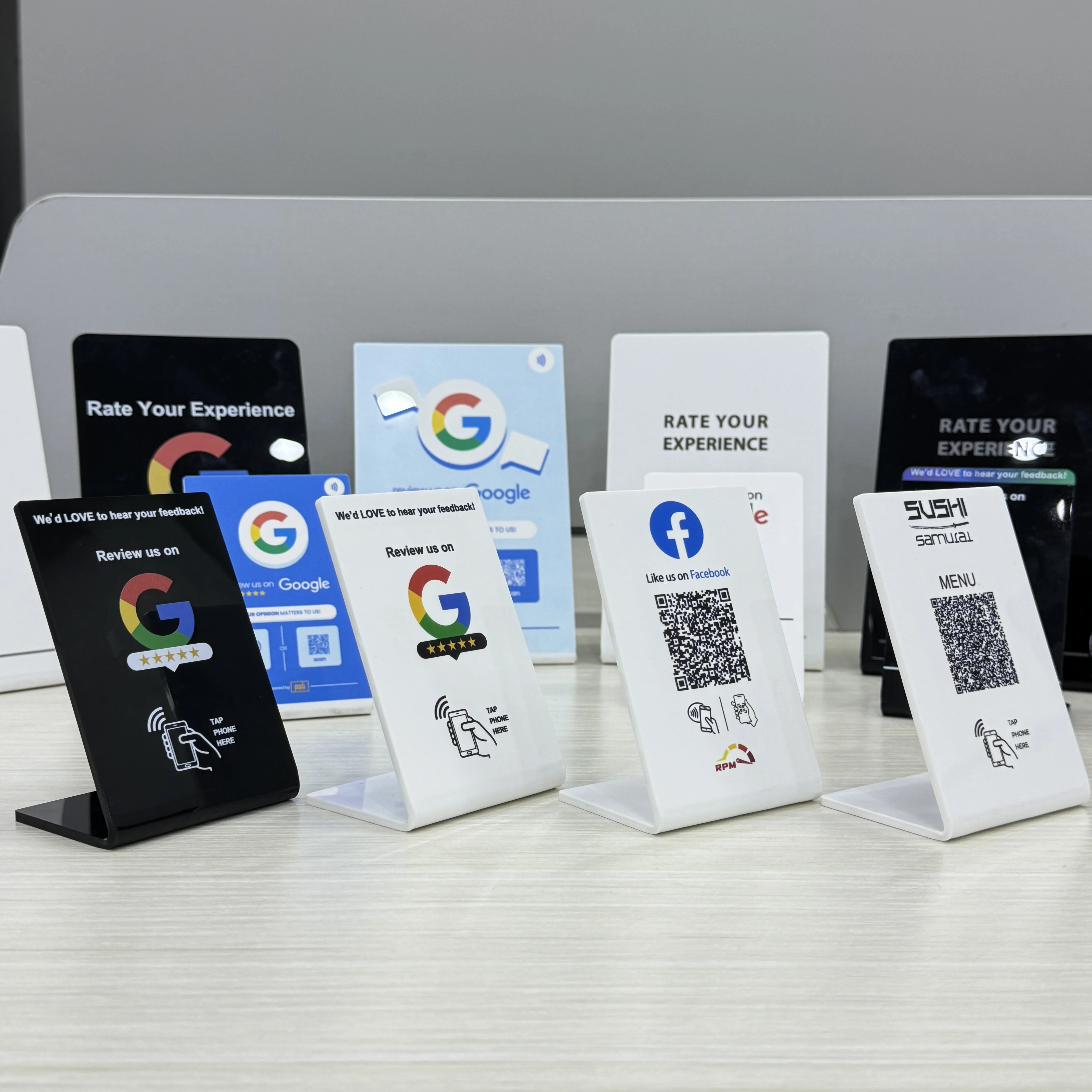 Хотелски консиерж използва NFC карта за отзиви, за да помогне на доволни гости да оставят петзвездна оценка веднага след обслужване