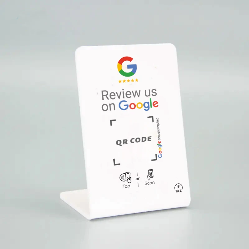 Акрилна стойка за Google отзиви, поставена на видно място върху дървена маса в ресторант, за да насърчи гостите да оценят храненето си.