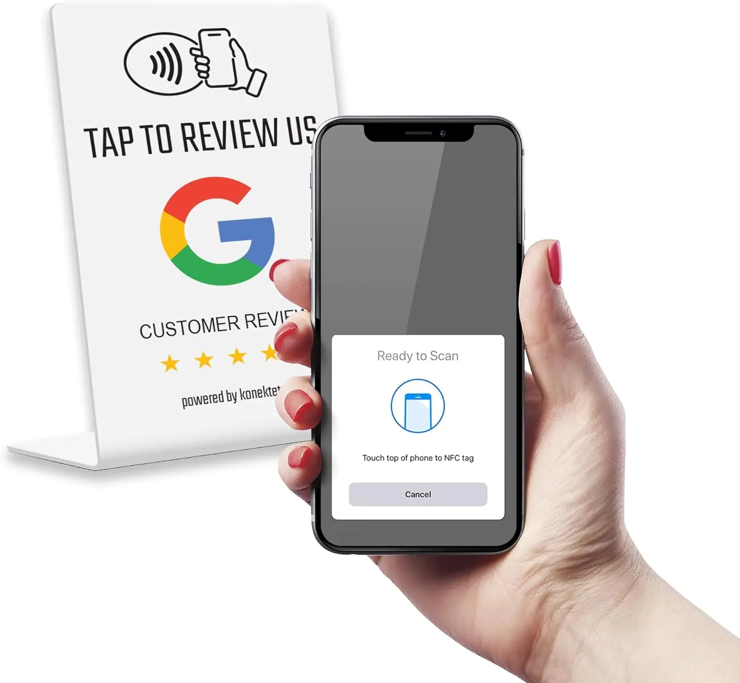 Клиент използва камерата на смартфона си, за да сканира QR кода върху Google Review карта като алтернатива на NFC докосване.