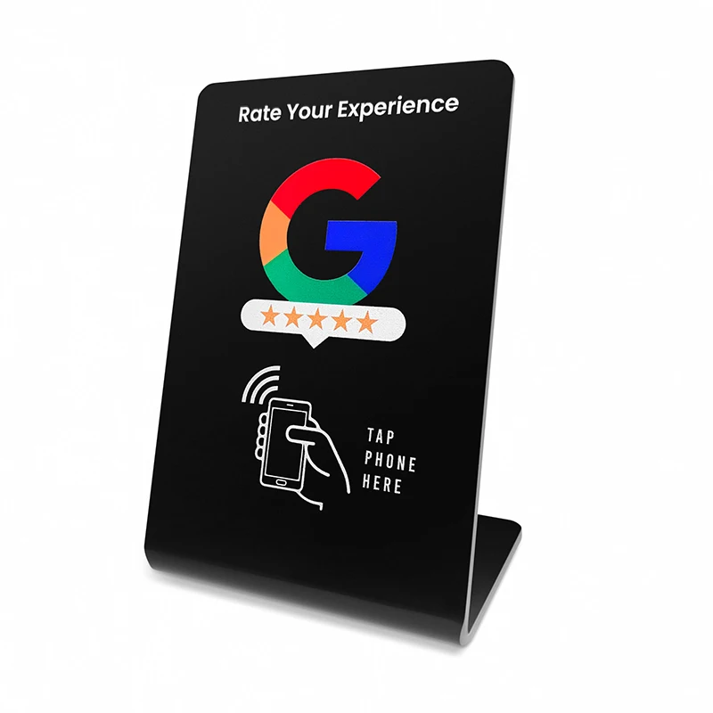 Стойка за Google отзиви, поставена на търговски щанд до продукти, която насърчава клиентите да оставят бърза обратна връзка.