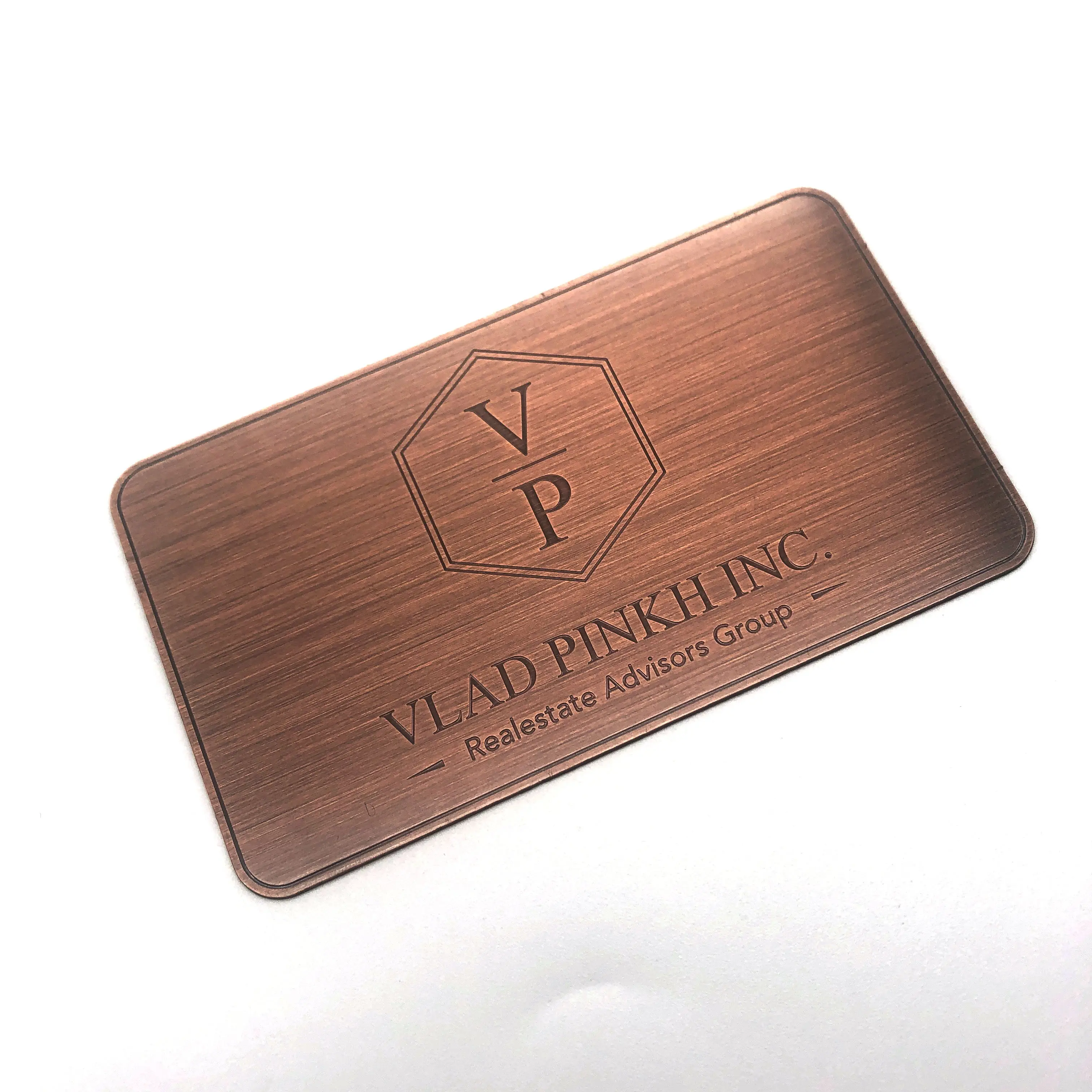 Лицева страна на матово черна метална NFC карта с изчистен и модерен дизайн за технологично ориентирани потребители.