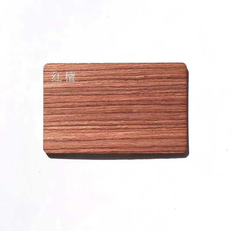 Персонализирани RFID подаръчни карти от сапеле с детайлен изглед на материала и повърхностната обработка.