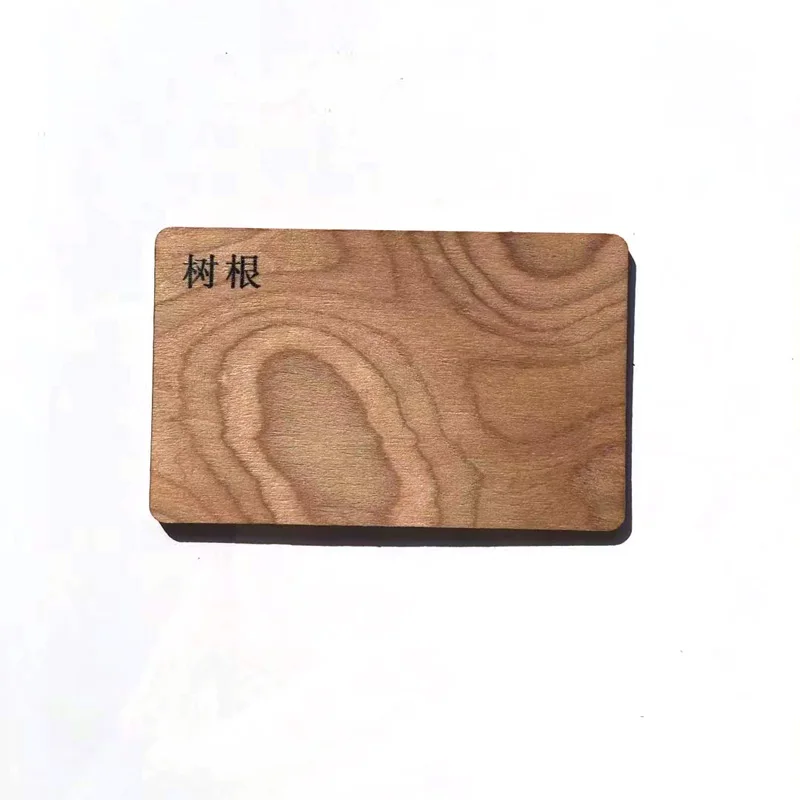 Примерен персонализиран дизайн на RFID подаръчни карти от сапеле за бранд приложения.