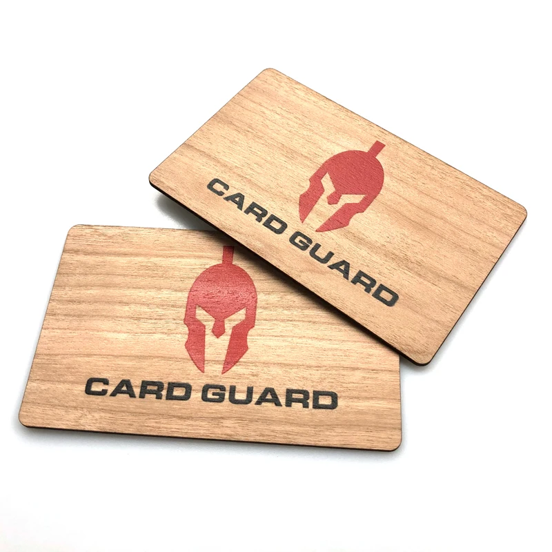 Персонализирана дървена RFID карта, показана от различен ъгъл.