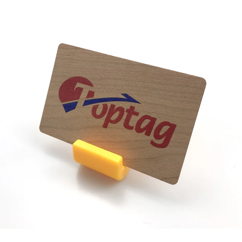 Дървена RFID карта с премиум изработка, показана от различен ъгъл.