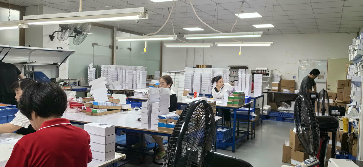 Зона за опаковане на продукти на SCIVAS за RFID карти, етикети, тагове и гривни