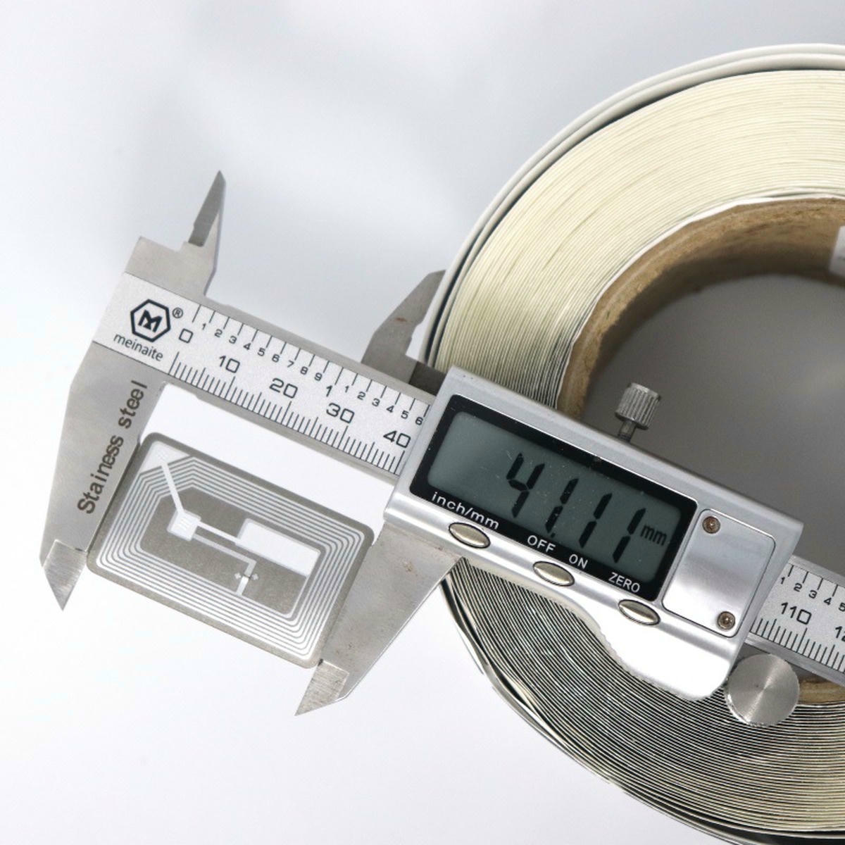 Персонализирани RFID етикети за логистика, проследяване на активи, NFC и складова идентификация