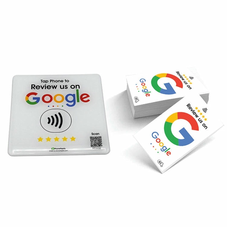 Квадратен NFC епоксиден стикер до купчина Google review карти показващ опции за брандиране на точки за ангажиране на клиенти.