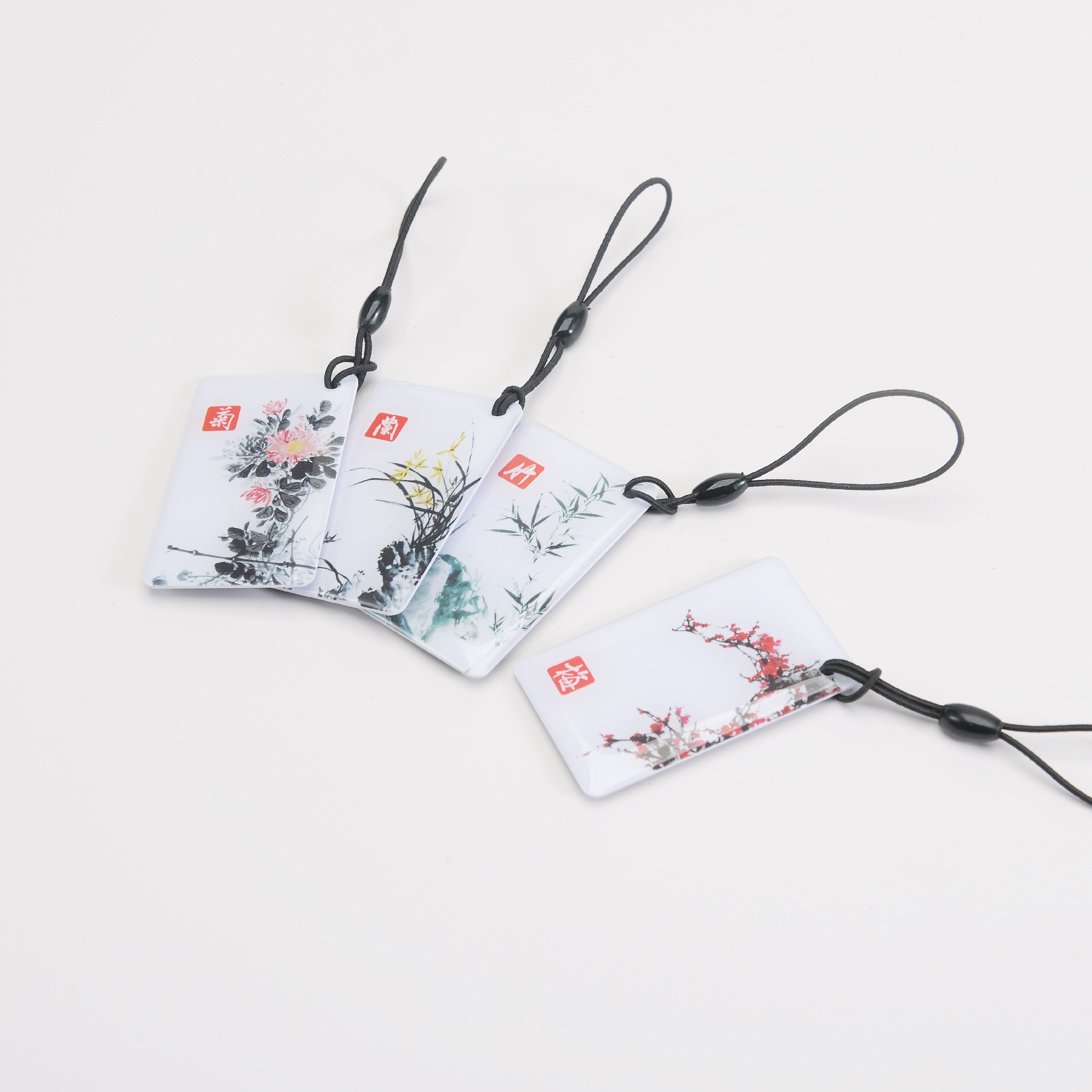 Водоустойчиви епоксидни RFID тагове ключодържатели в различни цветове проектирани за бърза идентификация и управление на активи.
