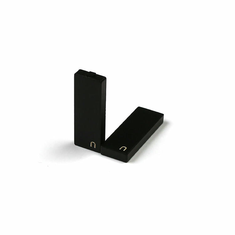 Изгледът отзад на UHF RFID тага C2509-1 показва здравия адхезивен слой използван за сигурен монтаж върху метални повърхности.