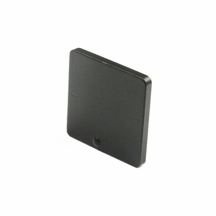 Демонстрация на монтиране на керамичния RFID таг C3030-1 върху метална повърхност чрез адхезивна основа.