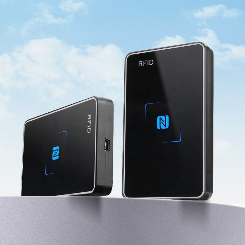 Сцена снимка показваща два четеца NFC300 върху платформа с един модул наклонен за да разкрие страничния порт за свързване и гланцовия преден панел.